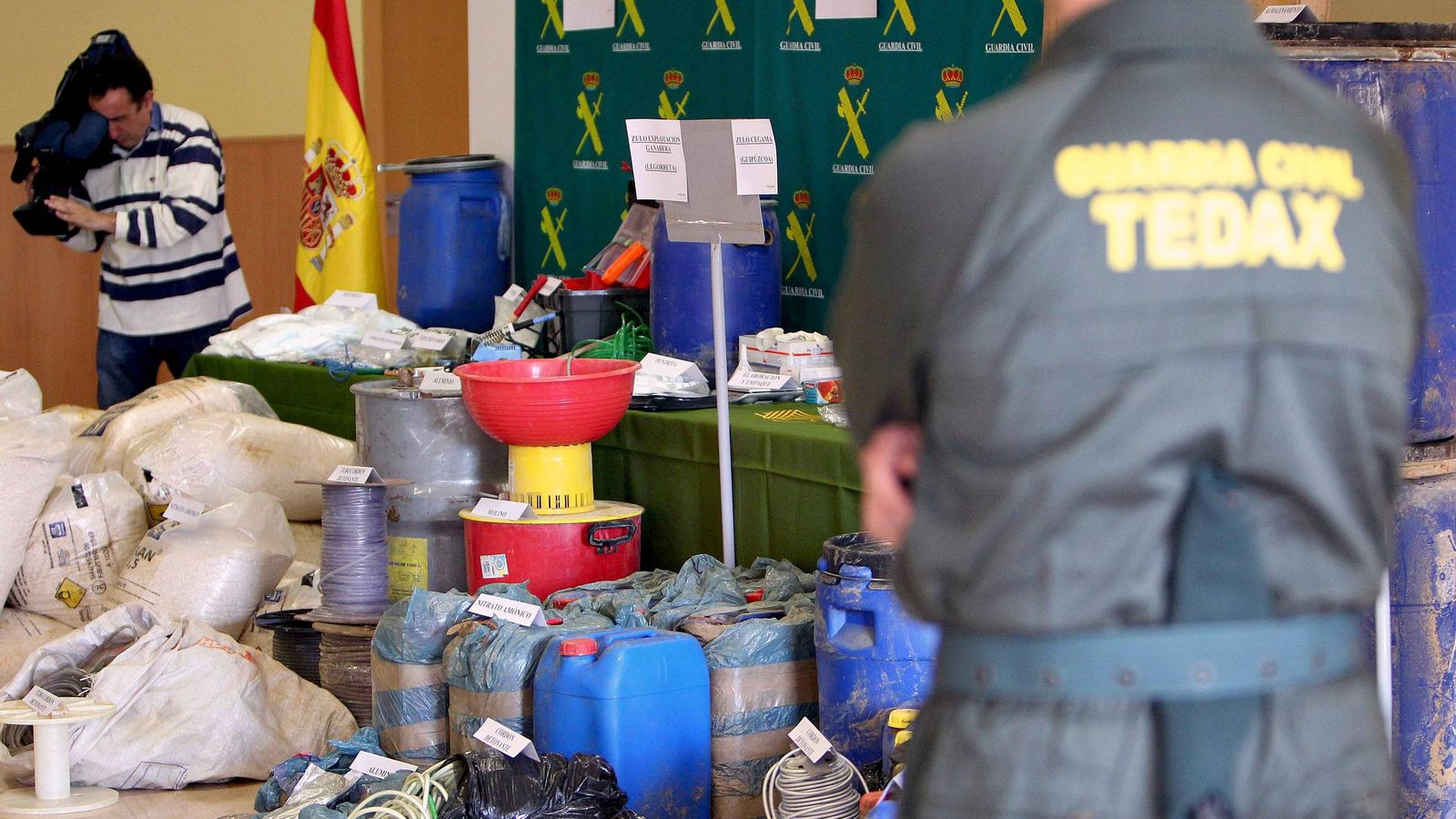 Foto: Material incautado a ETA por la Guardia Civil, en el cuartel de Intxaurrondo. (EFE)