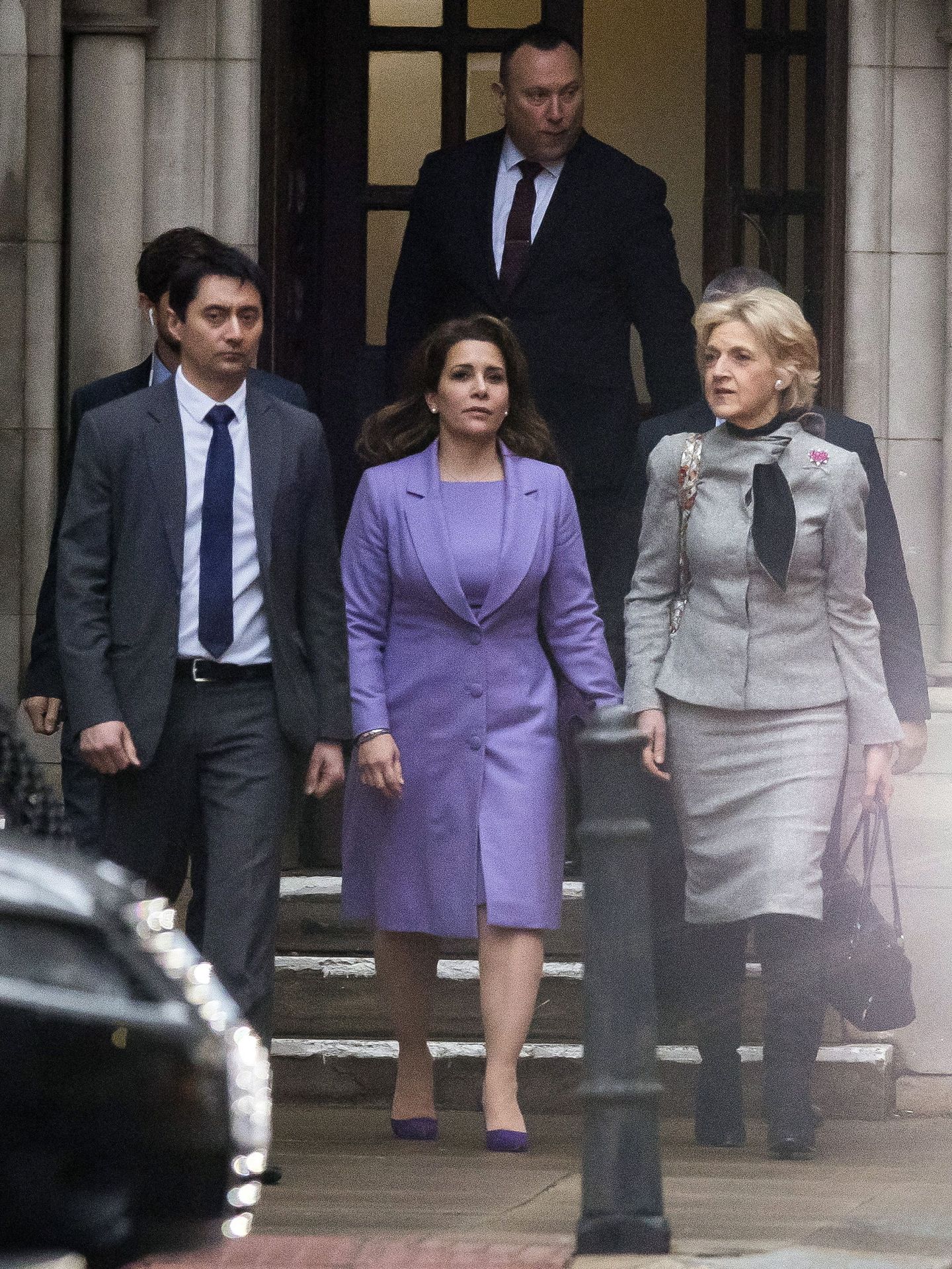 La princesa Haya, junto a sus abogados, tras uno de los juicios. (EFE/Facundo Arrizabalaga)