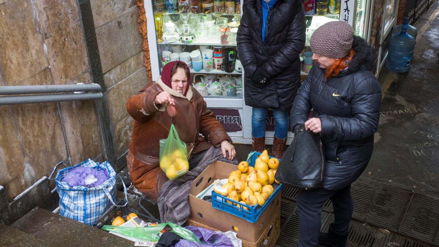 Una mujer vende peras a la entrada de un pasadizo en Kiev, el 15 de enero de 2019. (Reuters)