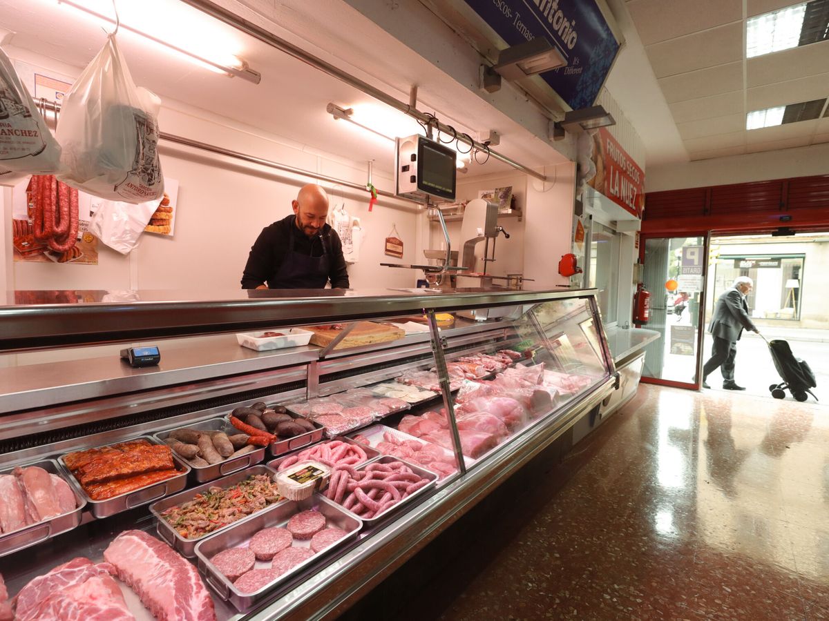 Foto: Una carnicería, en un mercado de Zaragoza. (EFE/Javier Cebollada)