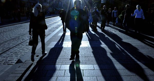Foto: Finlandeses caminan por el centro de Helsinki. (Reuters) 