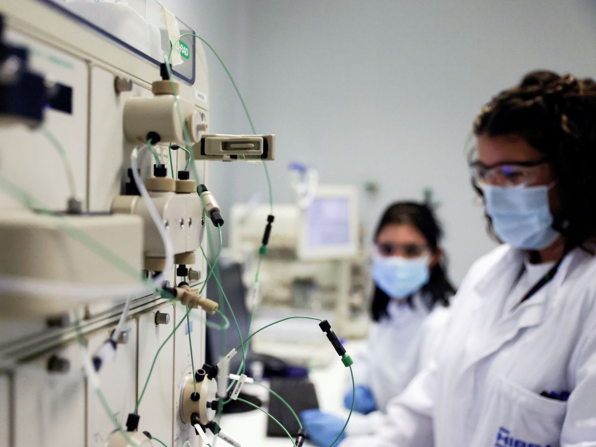 Foto: Empleadas de laboratorio de la empresa farmacéutica española Hipra trabajan en su sede en Amer, cerca de Girona. (Reuters/Nacho Doce)