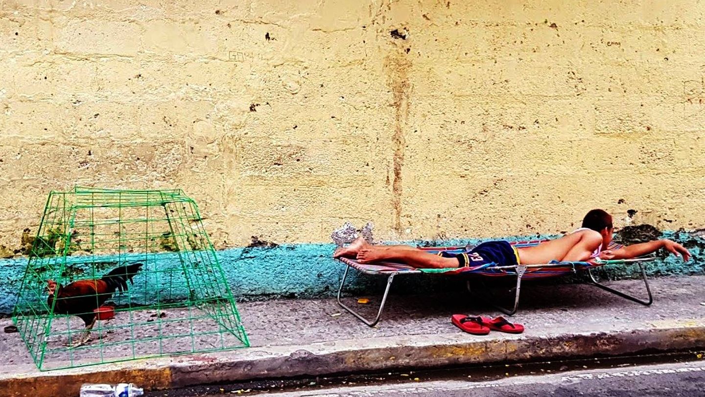 Un hombre descansa en una tumbona en una calle de Manila. (L. Garrido-Julve)