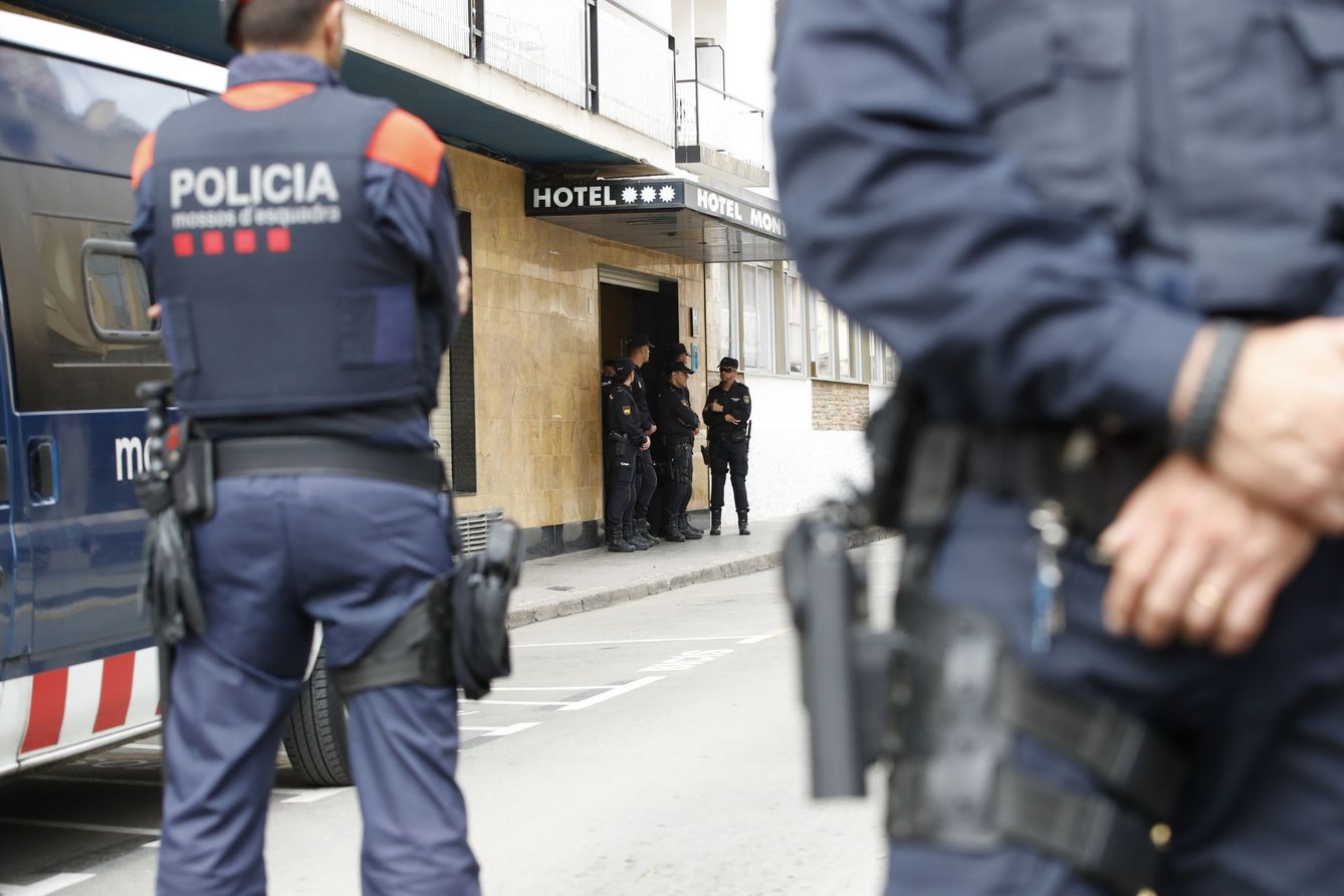 Los Mossos d'Esquadra protegen un hotel en Pineda de Mar que aloja a Policía Nacional. (EFE)