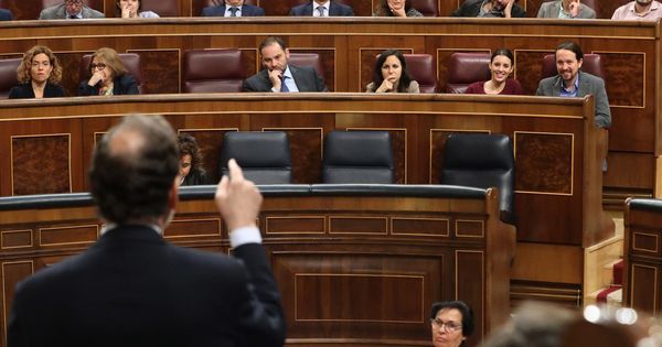 Foto: El presidente del Gobierno, Mariano Rajoy, durante su intervención hoy en el Congreso frente a Pablo Iglesias. (EFE)