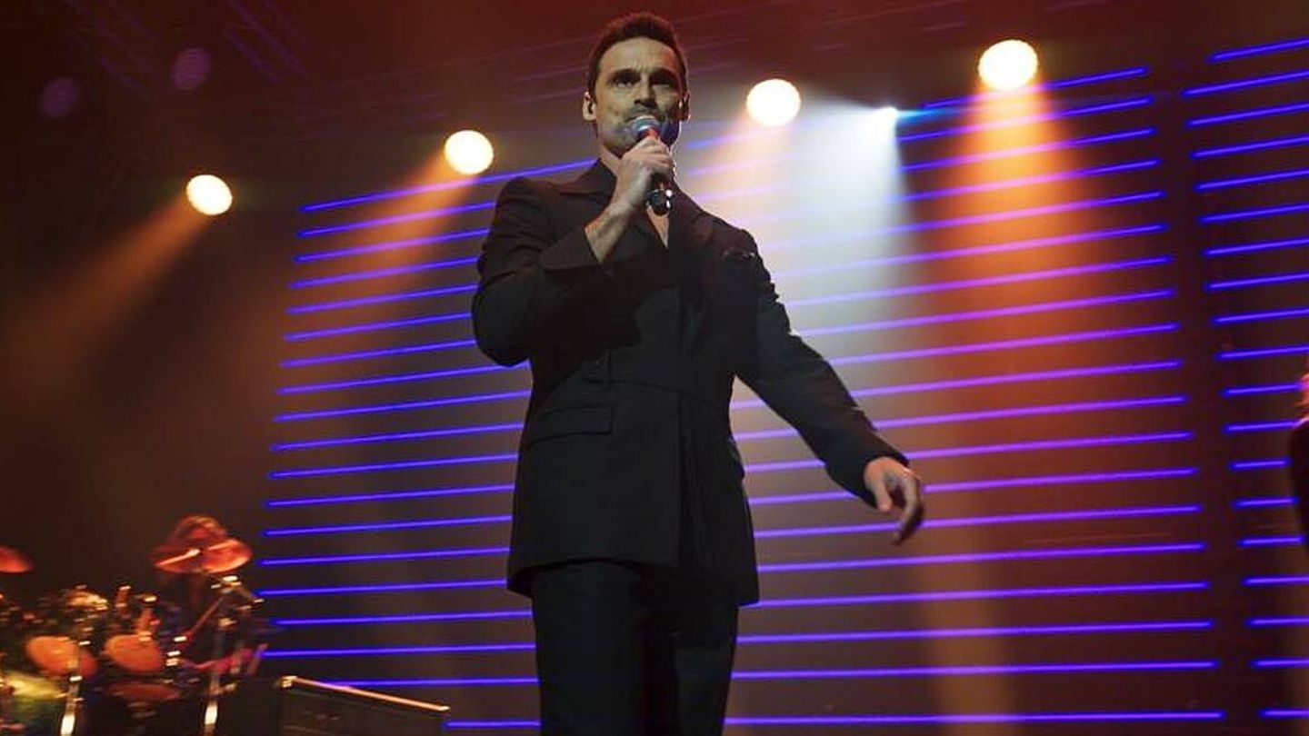Iván Sánchez interpretando a Miguel Bosé. (SkyShowtime)