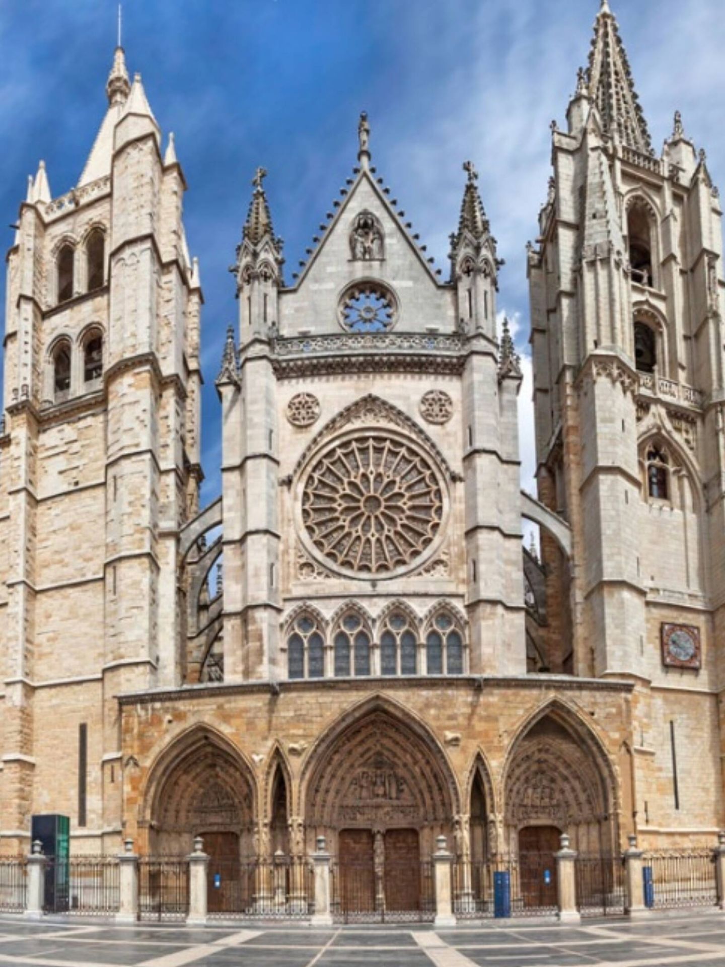 La fachada principal de la catedral de León. (Cortesía/Oficina de Turismo de España)