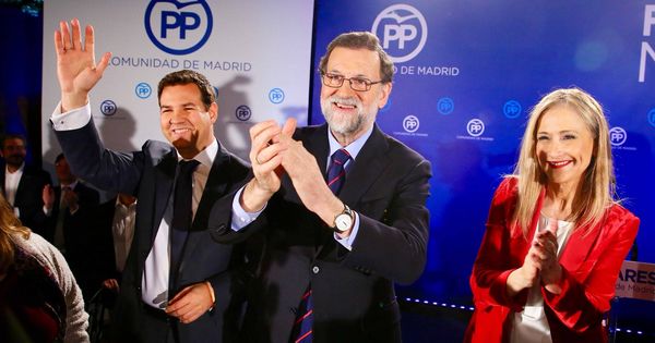 Foto: El alcalde de Las Rozas, José de la Uz (a la izquierda), con Mariano Rajoy y Cristina Cifuentes.