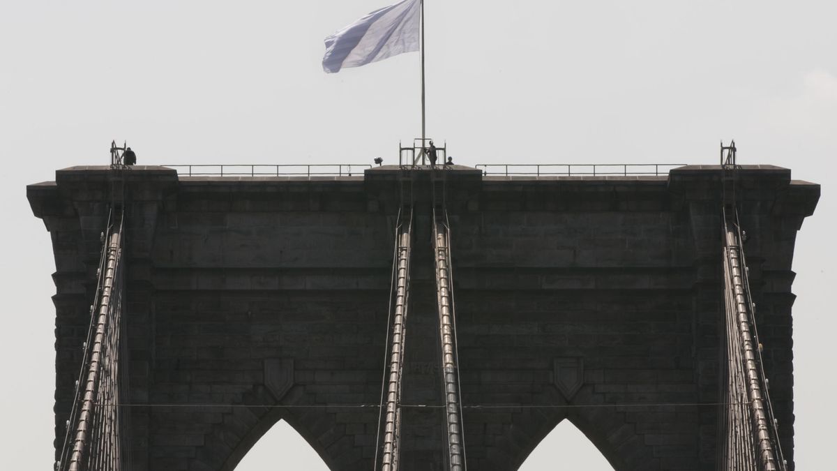 Misterio en NY: aparecen una bandera blanca y un piano en el puente de Brooklyn