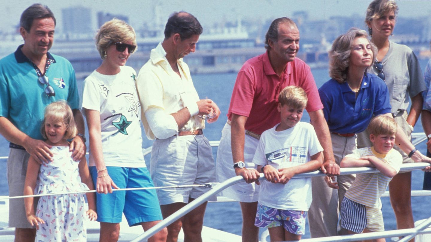 El rey Constantino, con la familia real española y la princesa Diana junto a sus hijos en un verano en Mallorca. (Cordon Press)