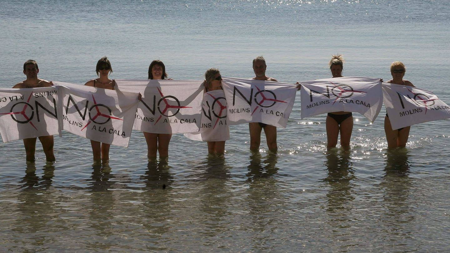 Protesta contra un parque eólico marino en L'Ametlla de Mar, Tarragona. (EFE/J.Sellart)