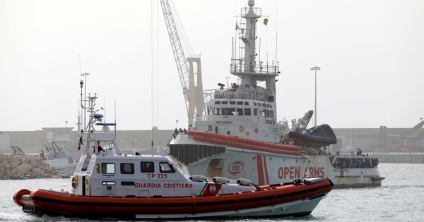 Foto: El barco de la ONG Proactiva Open Arms en el puerto de Pozzallo. (Reuters)