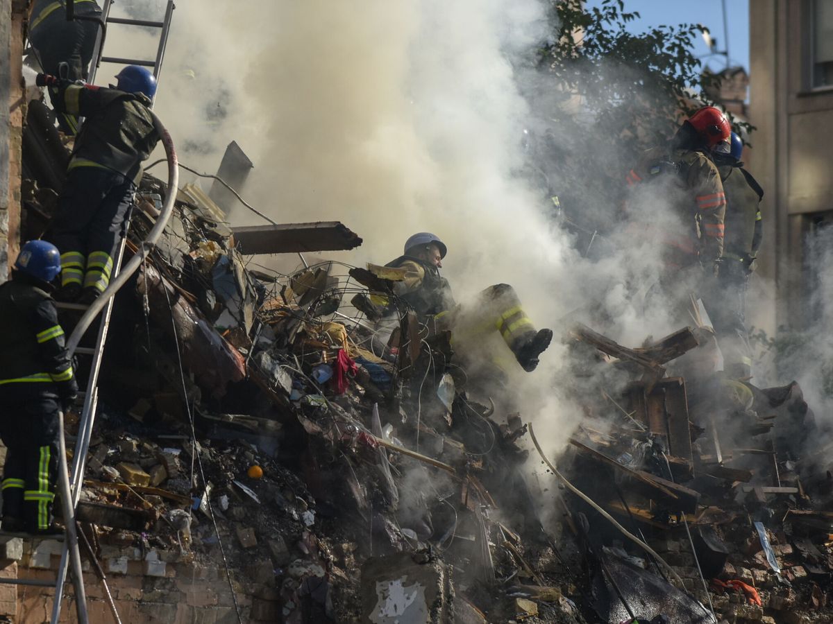 Foto: Los servicios de emergencia acuden a uno de los edificios afectados por los ataques. (Oleg Petrasyuk/EFE)