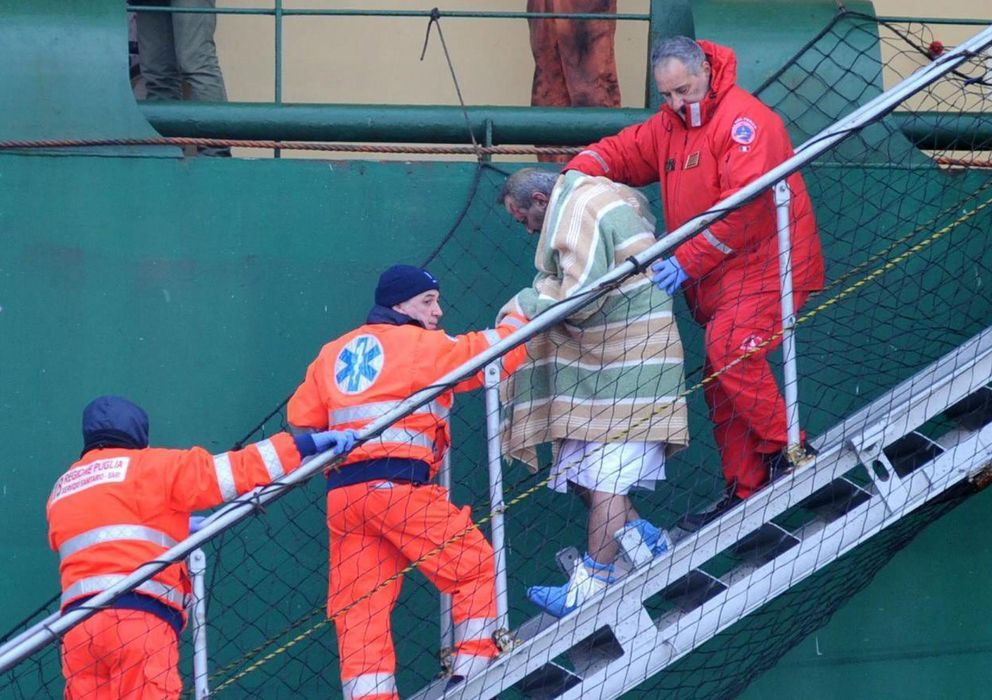 Foto: Uno de los rescatados del barco (Efe)