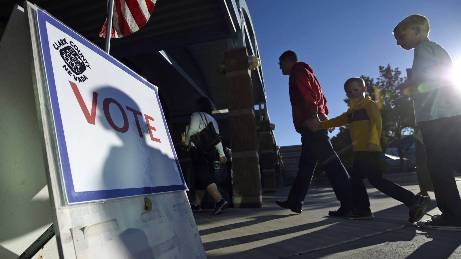 Foto: Estadounidenses entran en un colegio electoral en Las Vegas, Nevada, el 8 de noviembre de 2016 (Reuters).