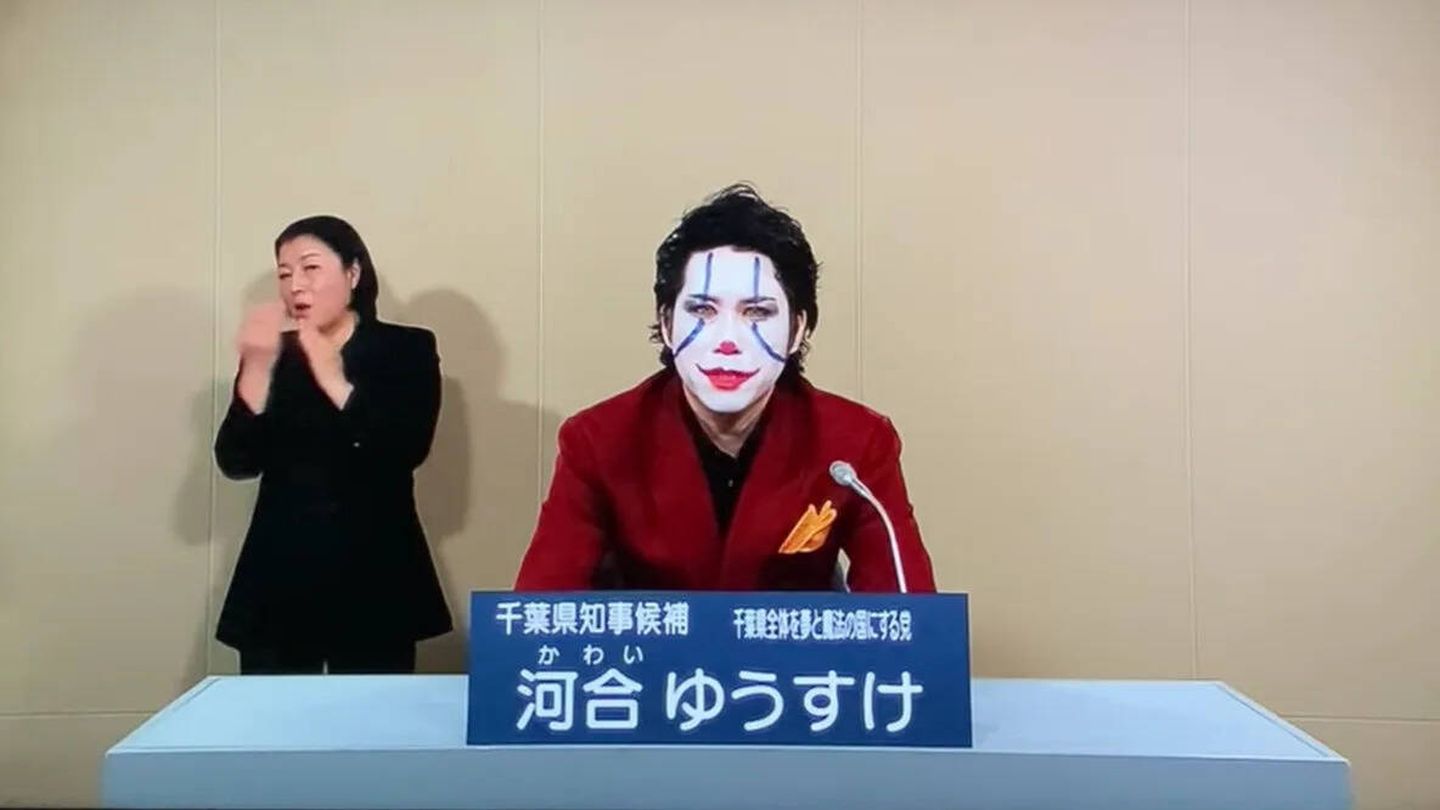 Otro de los candidatos a gobernador local de Tokio, caracterizado como el Joker. (YouTube)