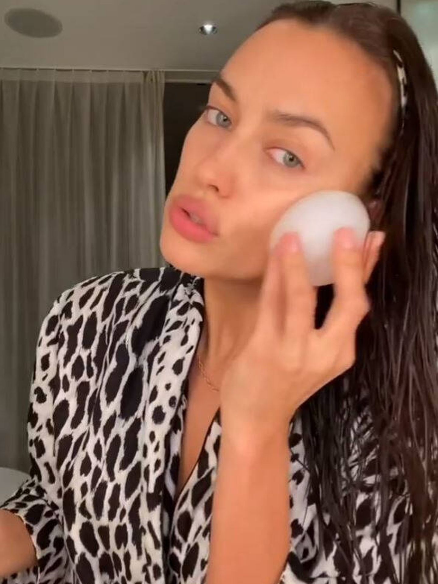 Irina Shayk, aplicando hielo sobre su rostro en Instagram. (Instagram/@irinashayk)