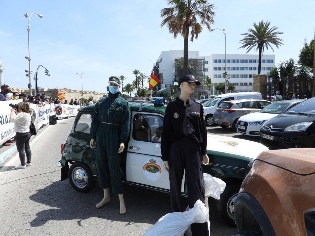 Foto: Los agentes han llevado un coche patrulla antiguo y maniquíes para denunciar la precariedad de medios. (Jusapol)