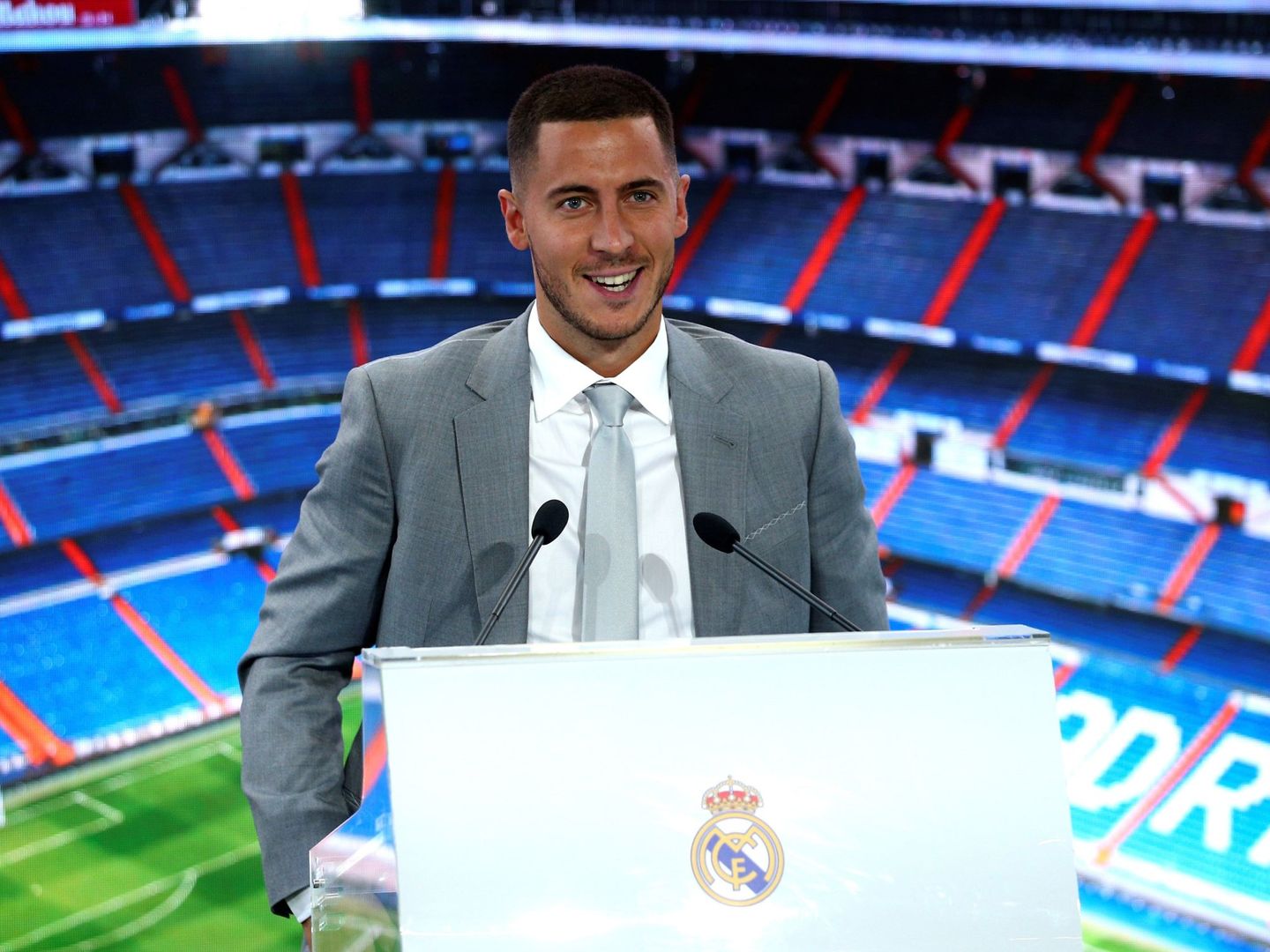 Eden Hazard en su presentación como jugador del Real Madrid en el Bernabéu. (Efe)