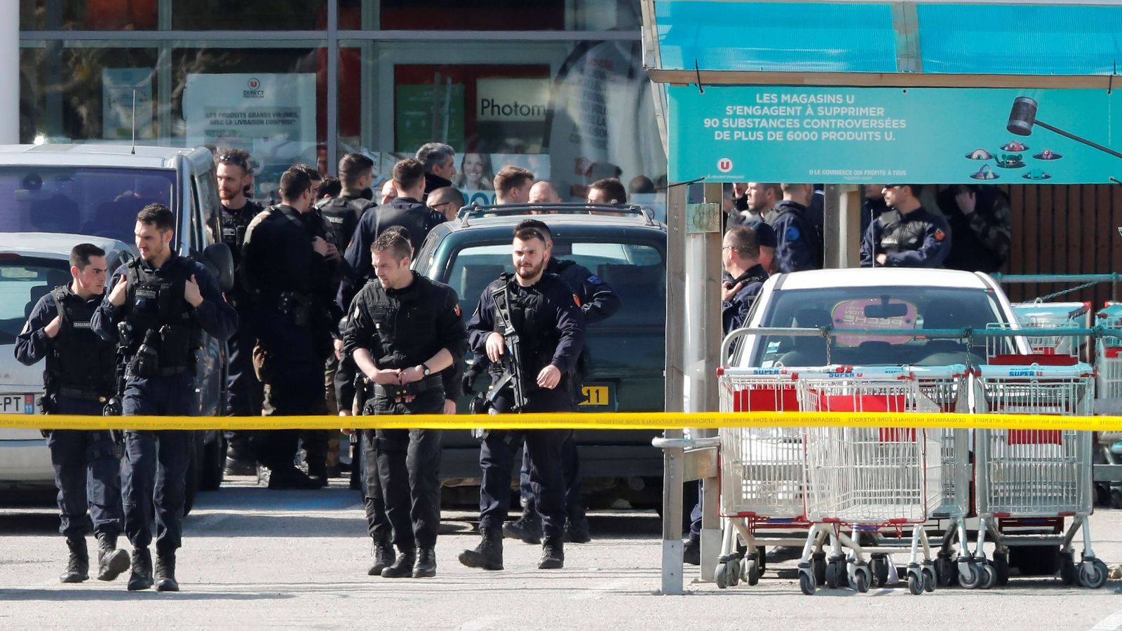Foto: Policías franceses vigilan el supermercado atacado por un terrorista en Trèbes, Francia. (EFE)