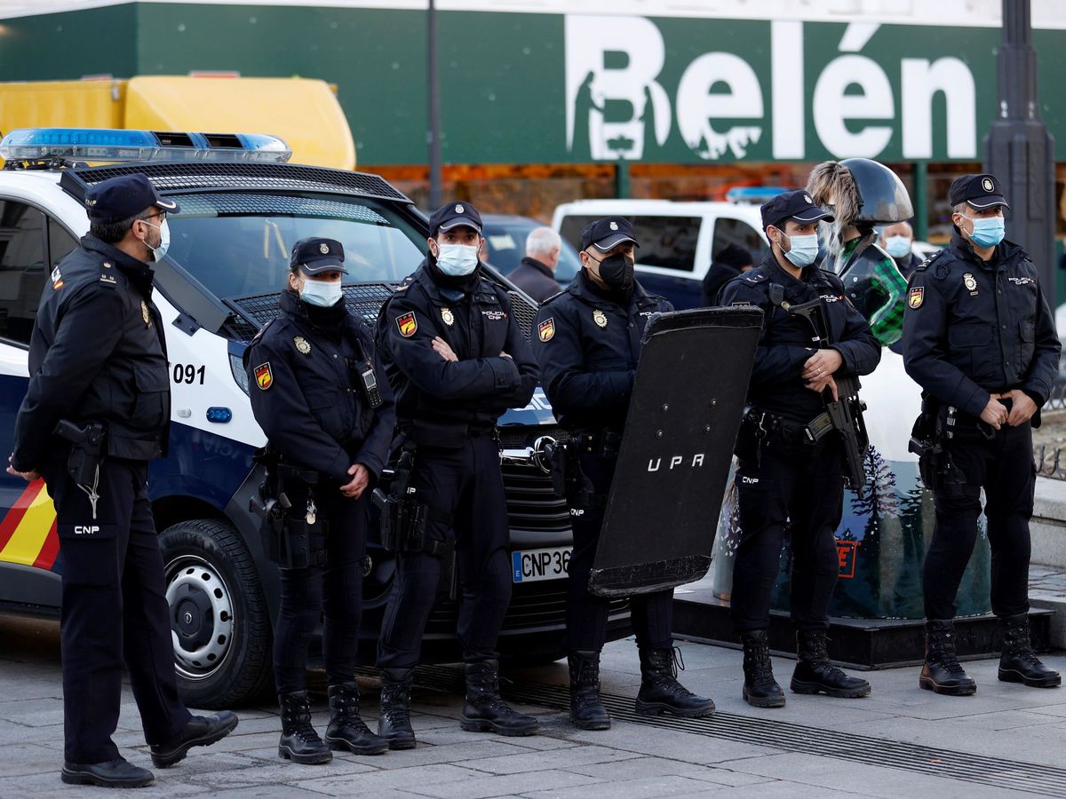 Foto: Varios policías en la madrileña plaza de Sol. (EFE/Chema Moya)