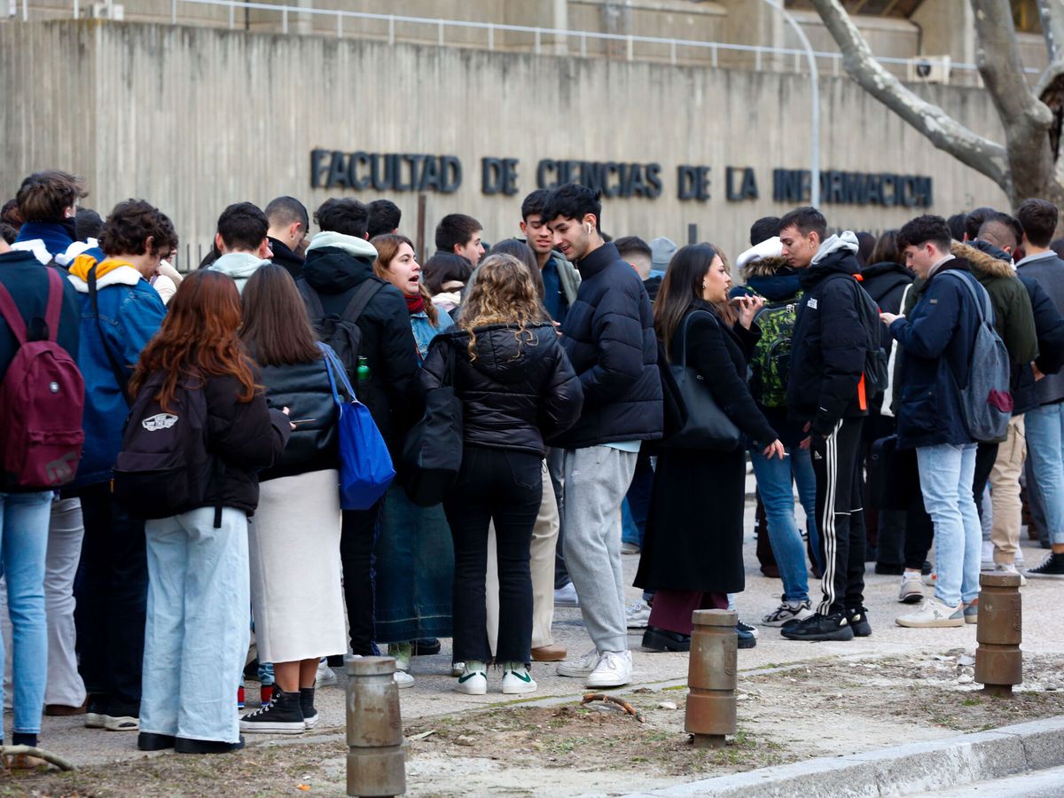 Foto: Alumnos a la entrada de la Facultad de Ciencias de la Información de la Complutense. (EFE/Eduardo Oyana)