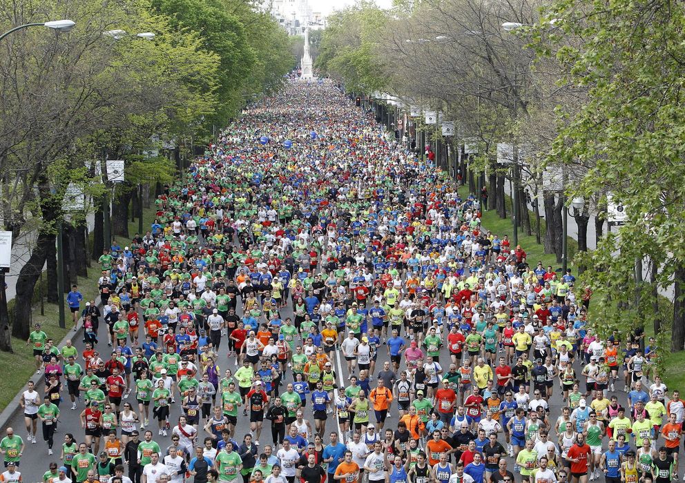 Foto: Participantes del maratón de madrid de 2012 tras la salida en la plaza de Colón. (Efe)
