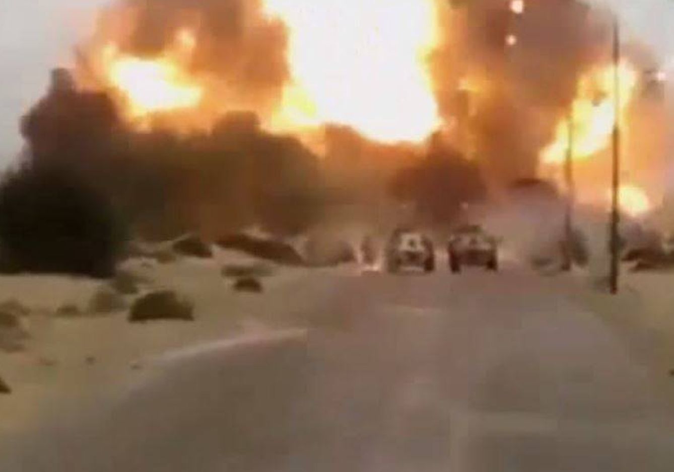 Captura de pantalla de un video de un atentado contra un convoy militar egipcio, en febrero de 2015 