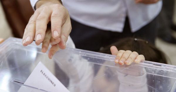 Foto: Un votante deposita su voto en una urna. (EFE)