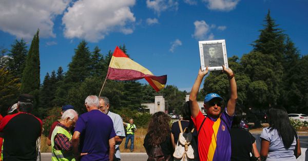 Foto: Manifestantes republicanos urgen a la exhumación de Franco del Valle de los Caídos, el pasado 21 de julio ante la basílica. (Reuters)