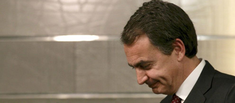 Foto: Lo que le faltaba a Zapatero: Grecia y la revuelta hunden el bono español