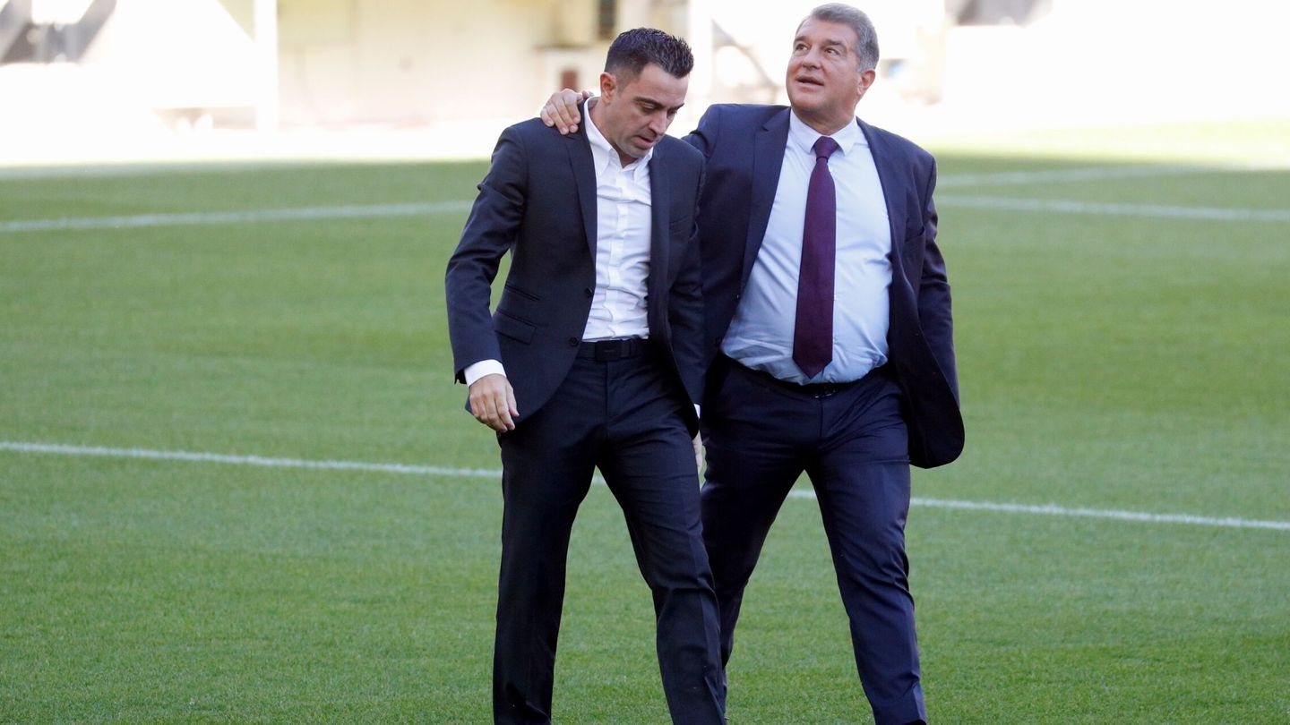 Xavi y Laporta caminan por el césped del Camp Nou. (EFE/Alejandro García) 