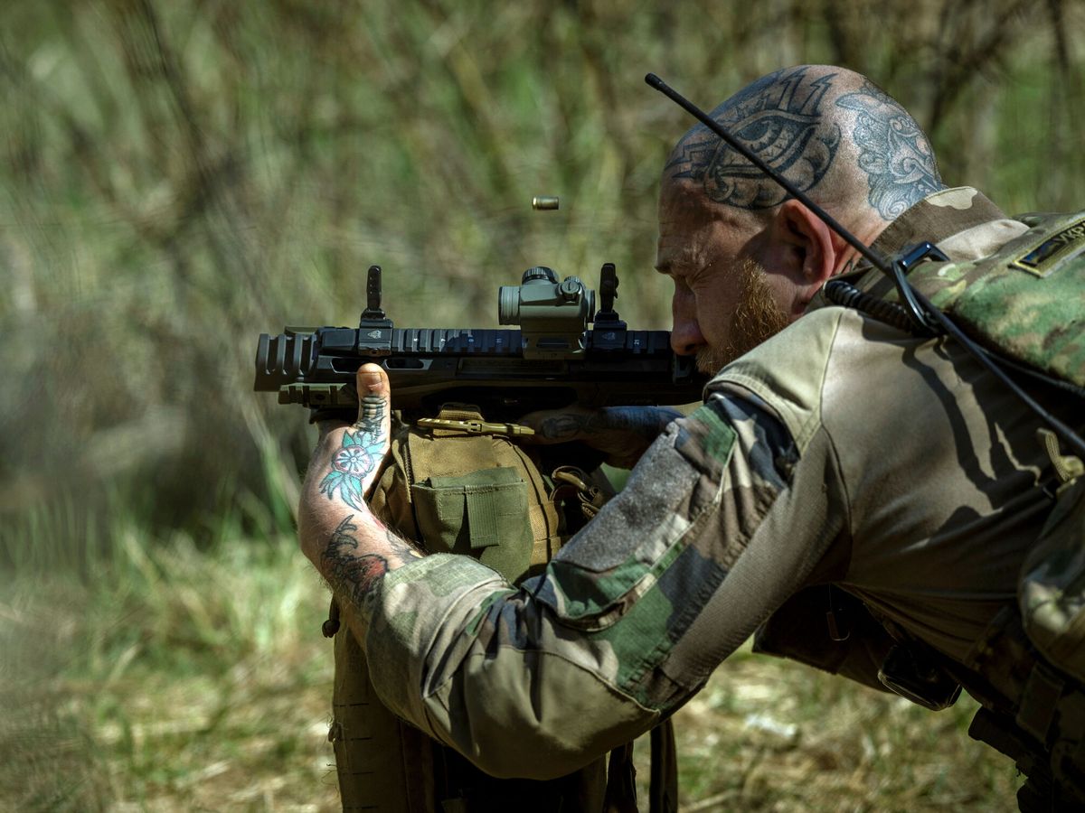 Foto: Soldado ucraniano dispara en un campo de entrenamiento. (Reuters/Thomas Peter)