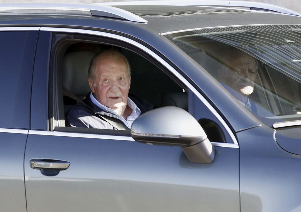 Foto: El rey Juan Carlos a su salida del Hospital Universitario Quirón de Madrid (Efe)