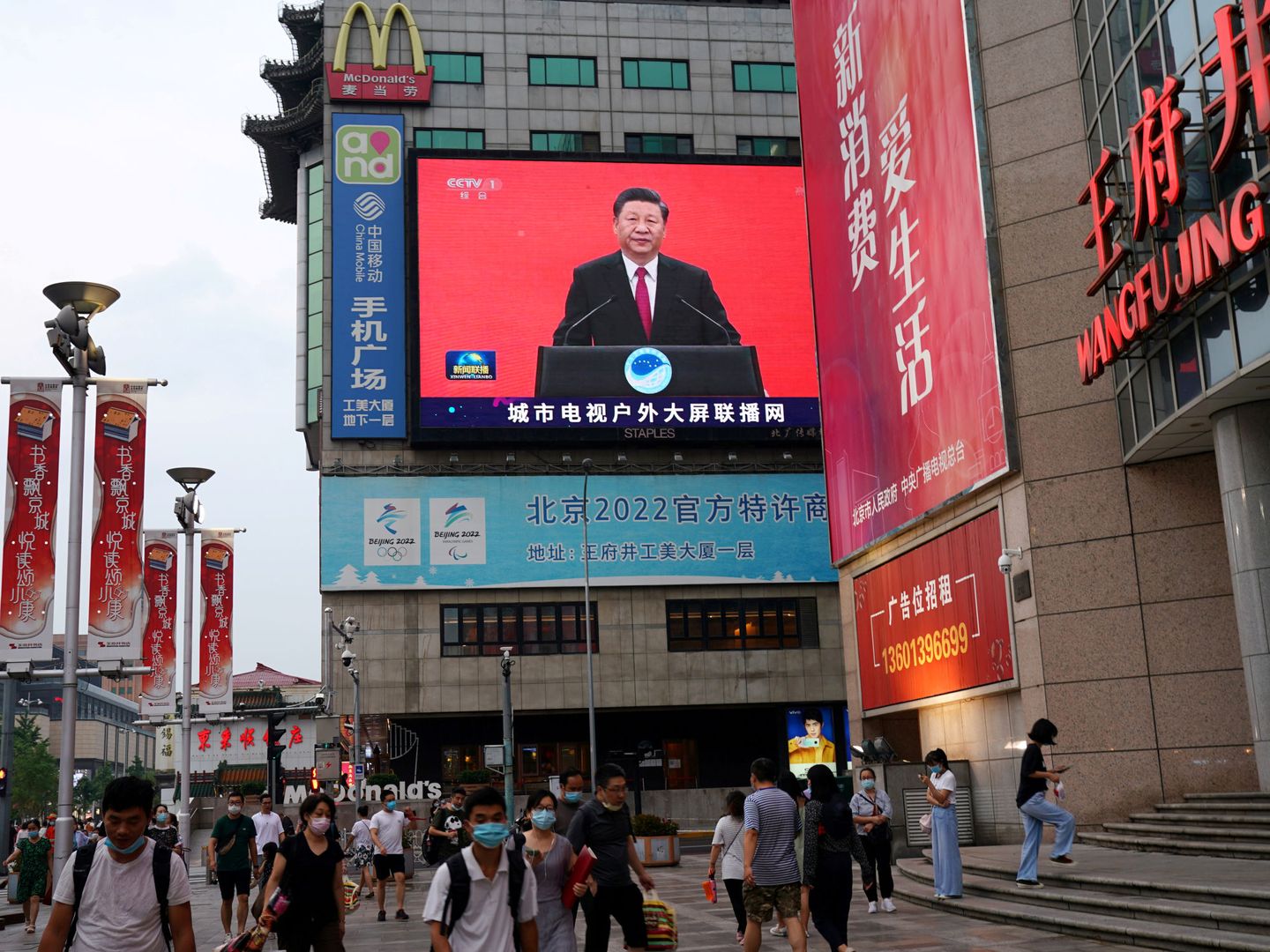 Pantallas en Beijing emiten un discurso del presidente chino, Xi Jinping. (Reuters)