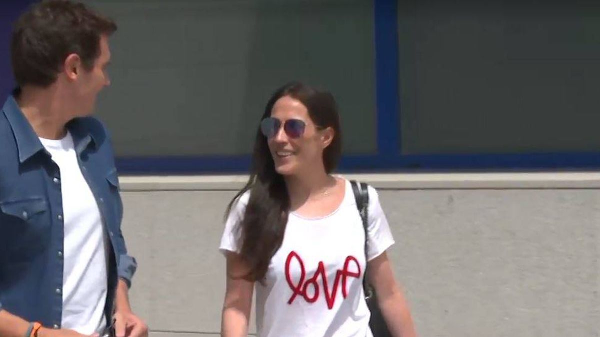 La camisa de Rivera, la camiseta de Malú: los estudiados looks de su primer posado juntos