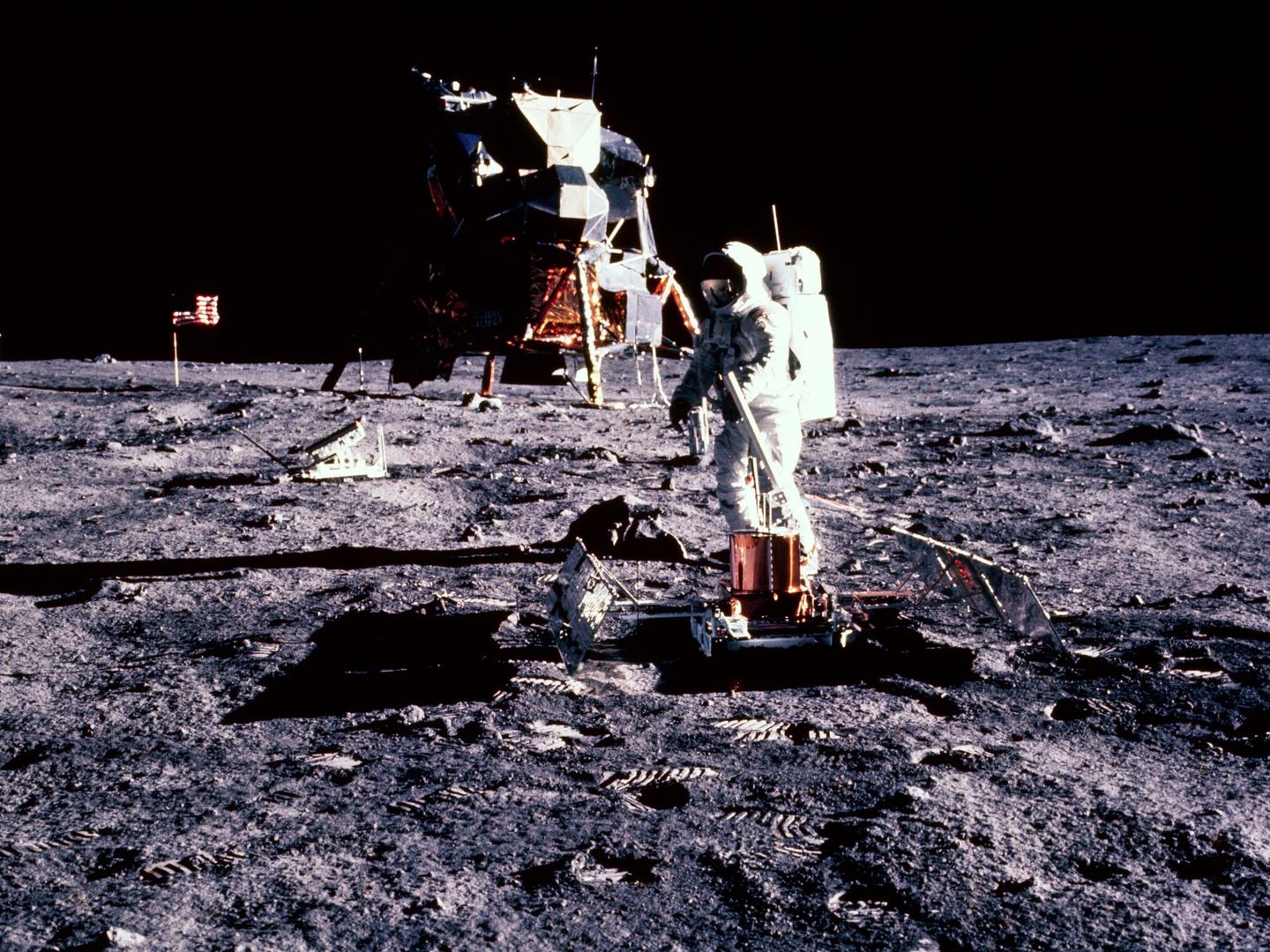 Fotografía de la NASA cedida por National Geographic donde aparece el astronauta Edwin Aldrin mientras realiza un experimento científico en la superficie de la Luna. (EFE)