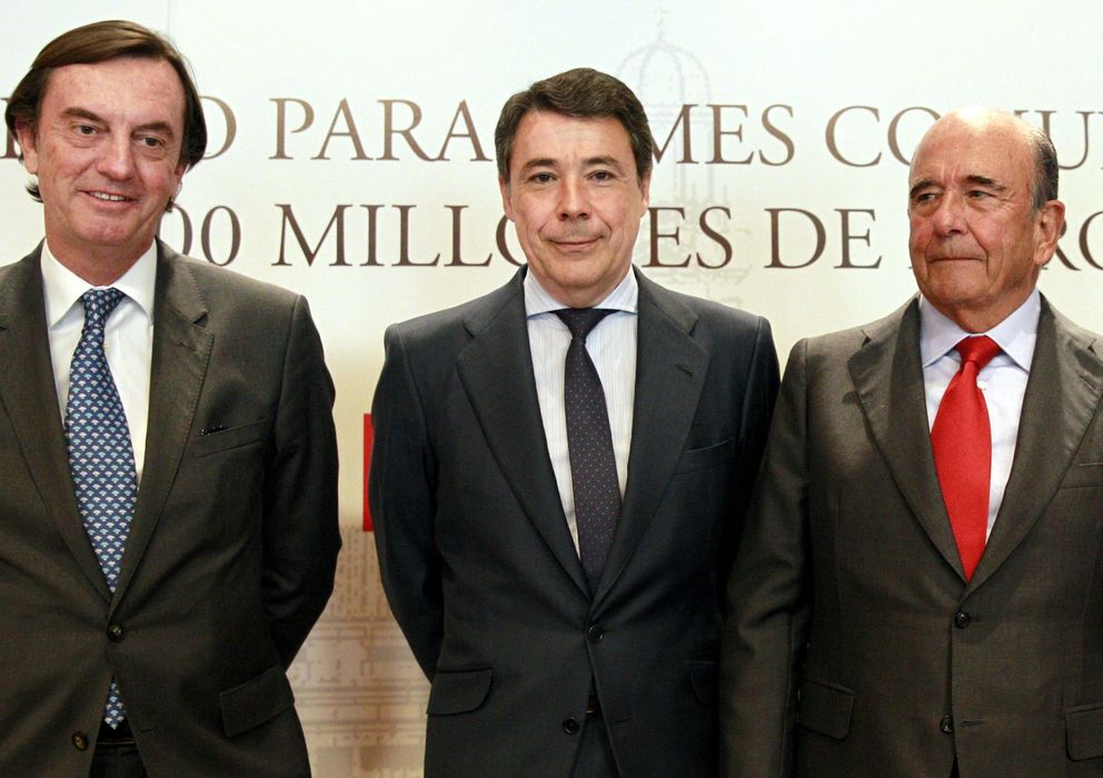 Foto: El presidente de la Comunidad de Madrid, Ignacio González (c); el presidente del Banco de Santander, Emilio Botín (d); y el director general adjunto de operacio