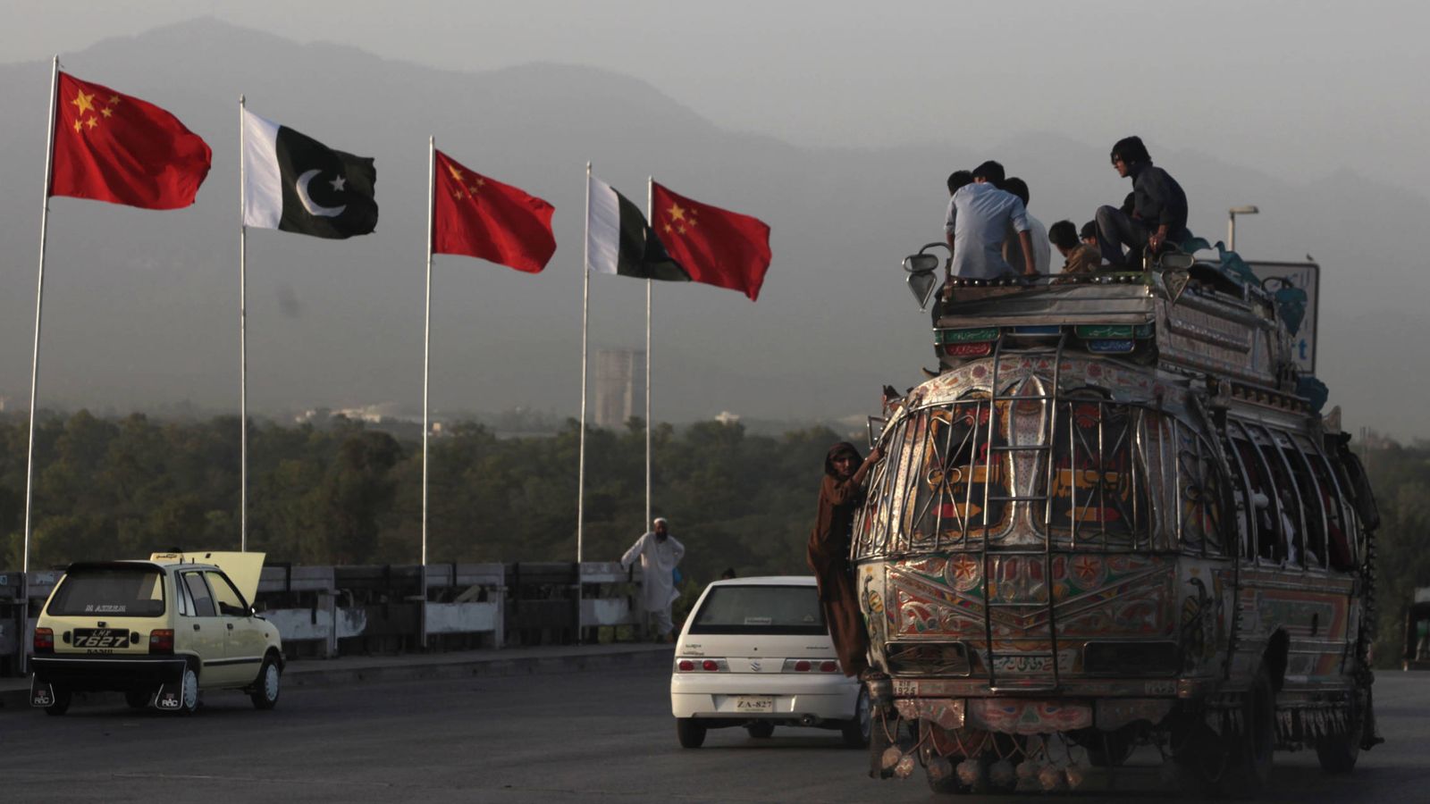 Foto: Banderas chinas y paquistaníes en una carretera de Islamabad durante una visita oficial china, en mayo de 2013. (Reuters)