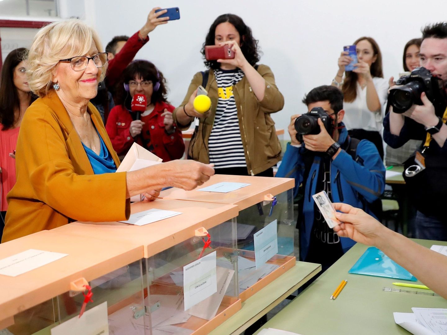 Manuela Carmena depositando una de sus papeletas en las elecciones del 26M (EFE)