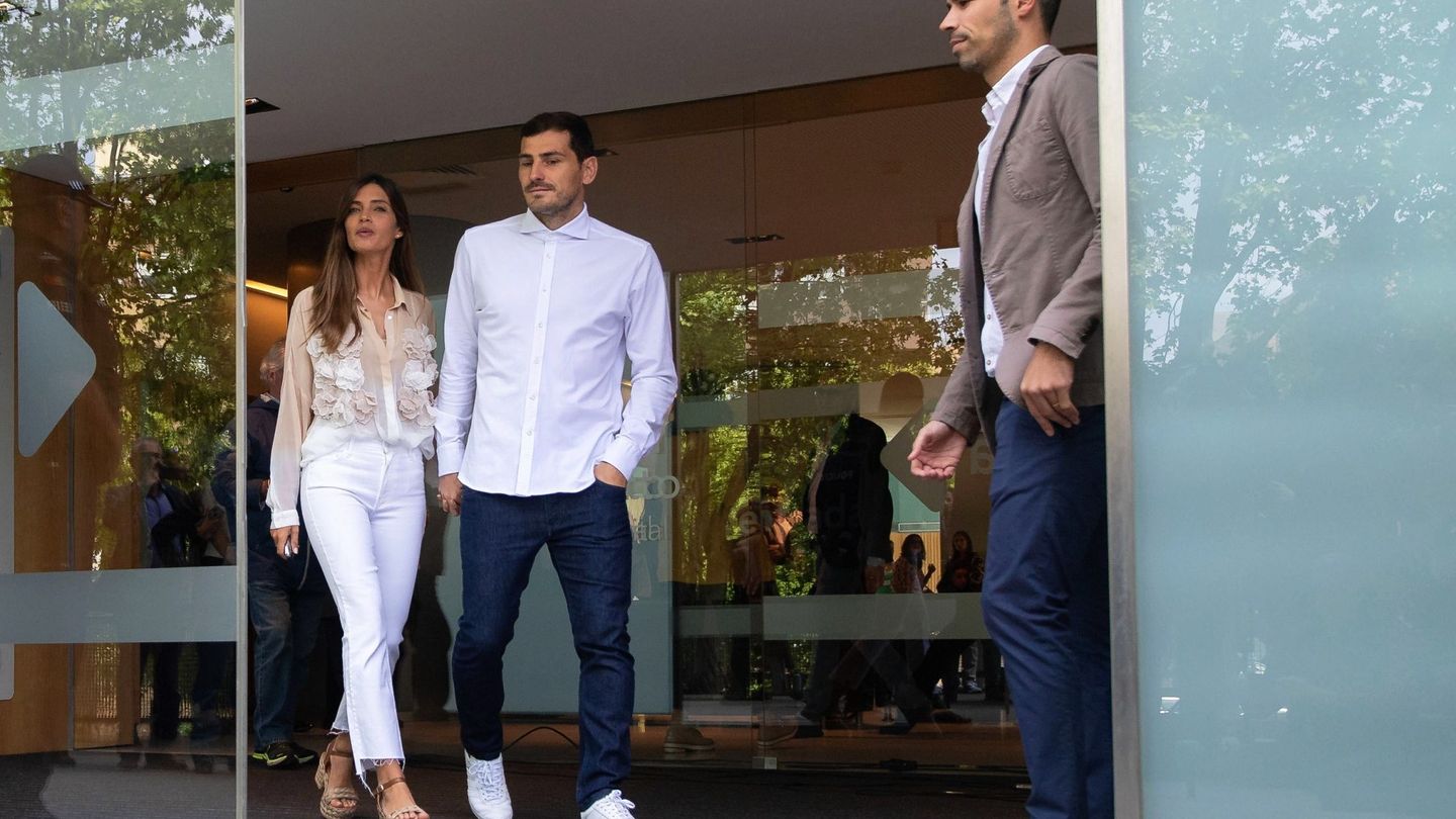 Iker Casillas y Sara Carbonero salen del hospital de Oporto. (EFE)