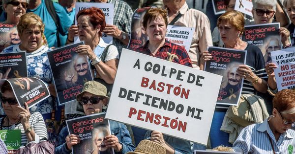 Foto: Concentración convocada en Bilbao por los colectivos de jubilados para reivindicar unas pensiones dignas.