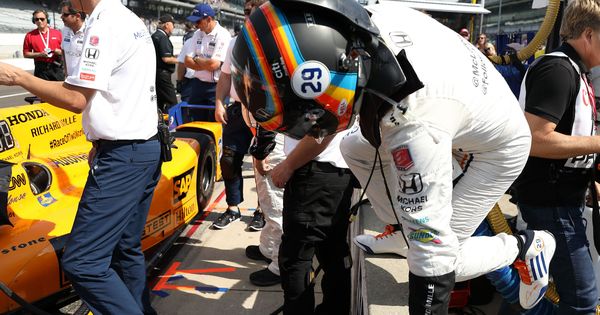 Foto: Fernando Alonso saltando el muro de boxes hacia su McLaren Andretti. (EFE)