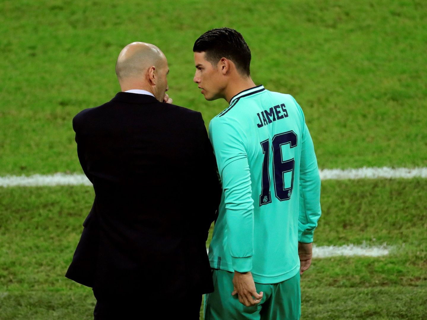 James atiende las instrucciones de Zidane. (Efe)