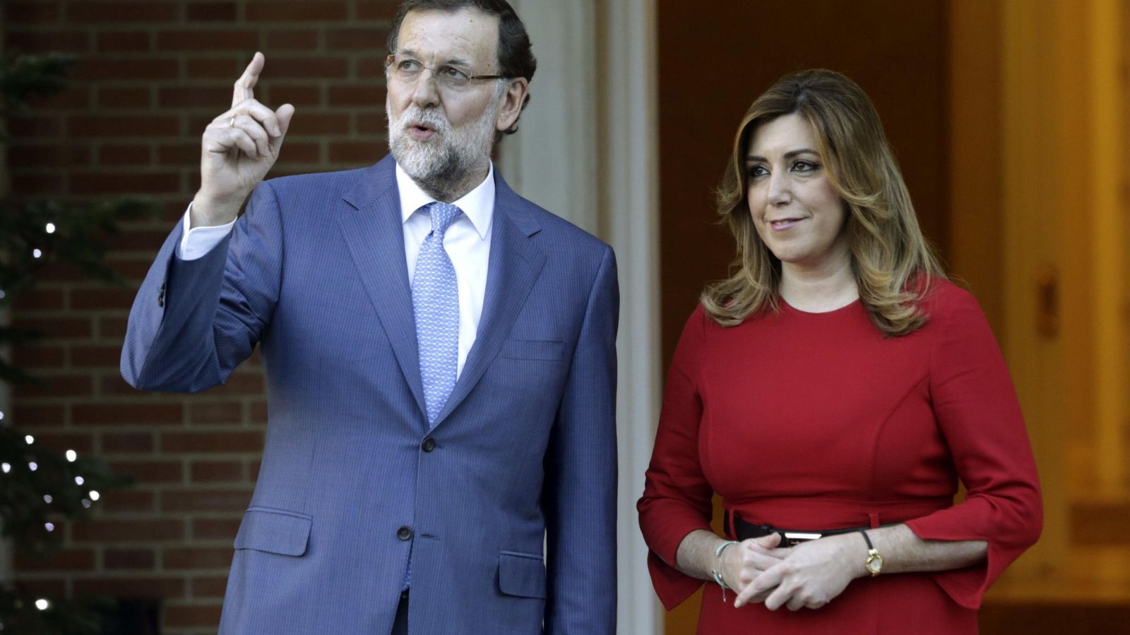 Foto: Fotografía de archivo del presidente del Gobierno en funciones, Mariano Rajoy (i), recibe a la presidenta de Andalucía, Susana Díaz. (EFE)