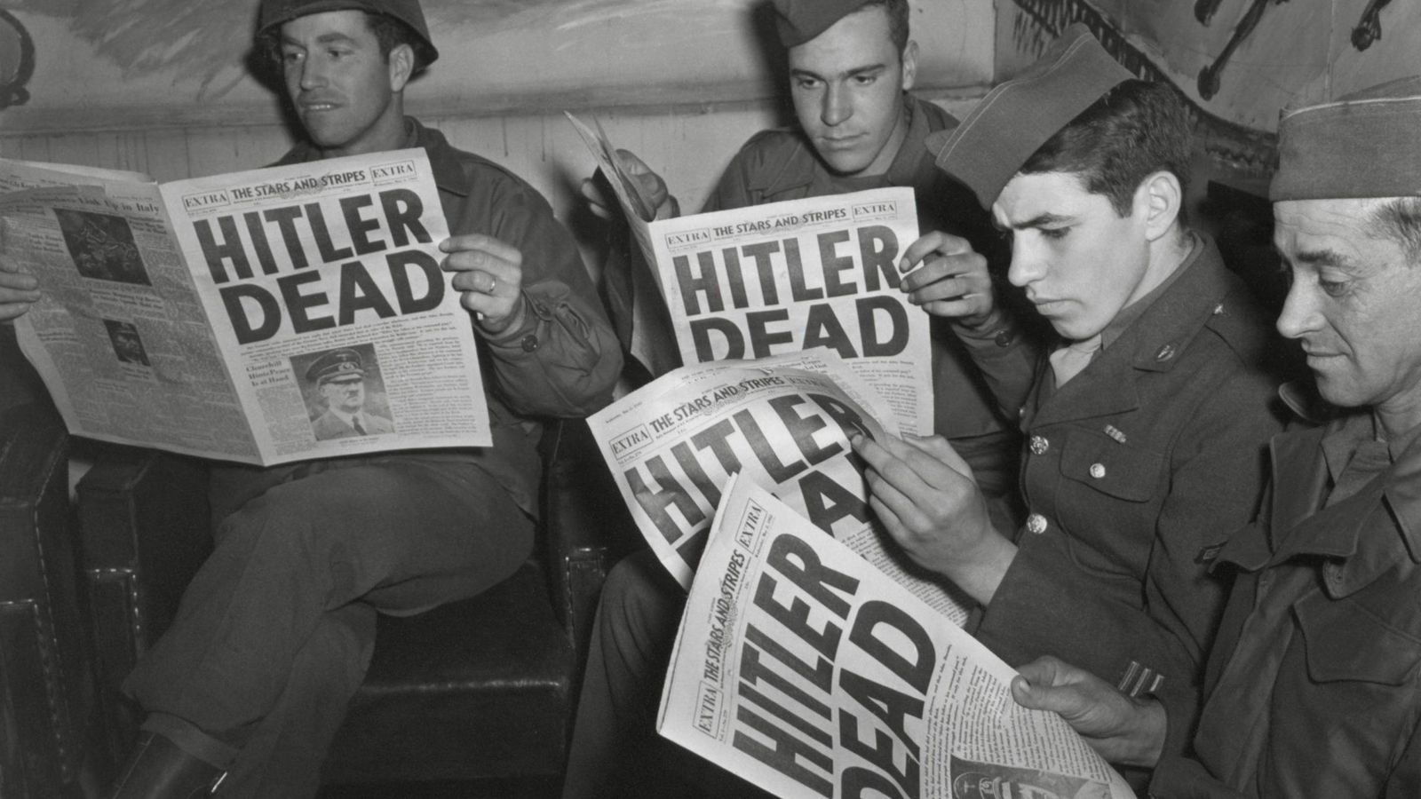 Foto: Un grupo de soldados norteamericanos leen la noticia de la muerte de Hitler. (Cordon Press)