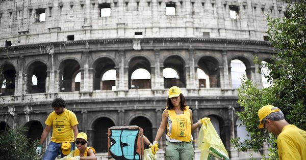 Foto: Miembros de una ONG recogen basura junto al Coliseo de Roma. (Efe) 