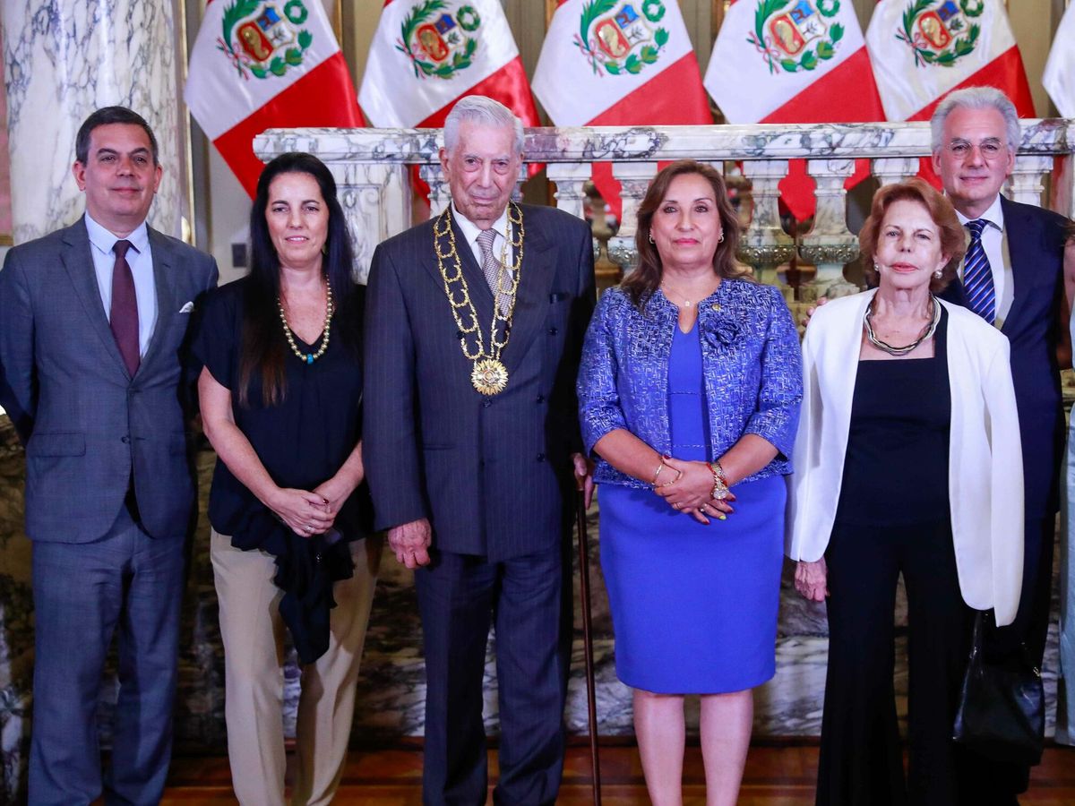 Foto: Mario Vargas Llosa y su familia con la presidenta de Perú. (EFE)