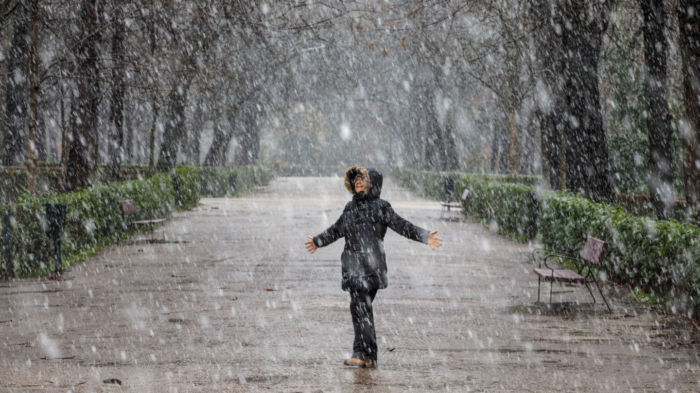 Nieva en el madrileño parque del Retiro. (Reuters)