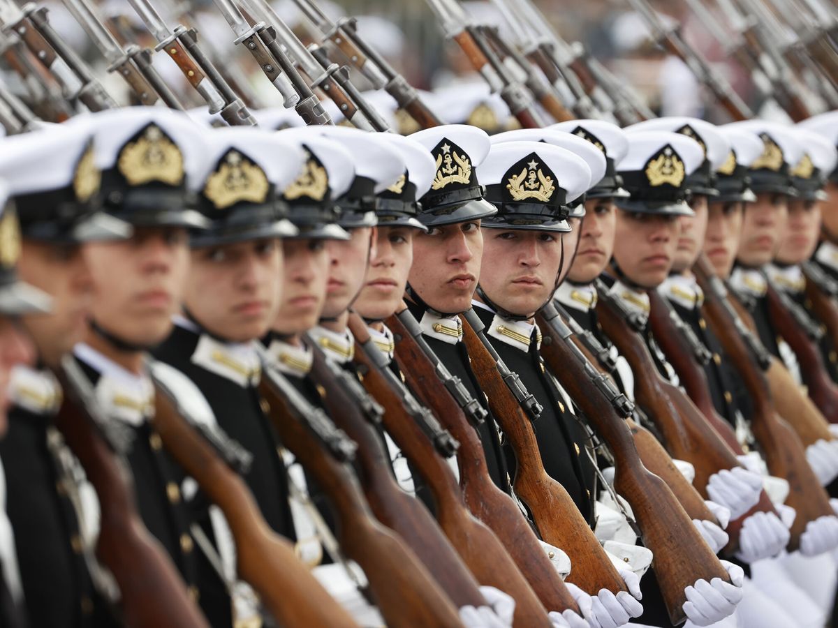 Foto: Militares participan en la parada militar en honor de las glorias del Ejército de Chile. (EFE/Elvis González)